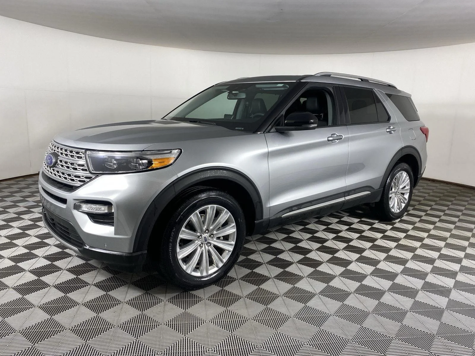 Used 2023 Iconic Silver Ford Limited image 4