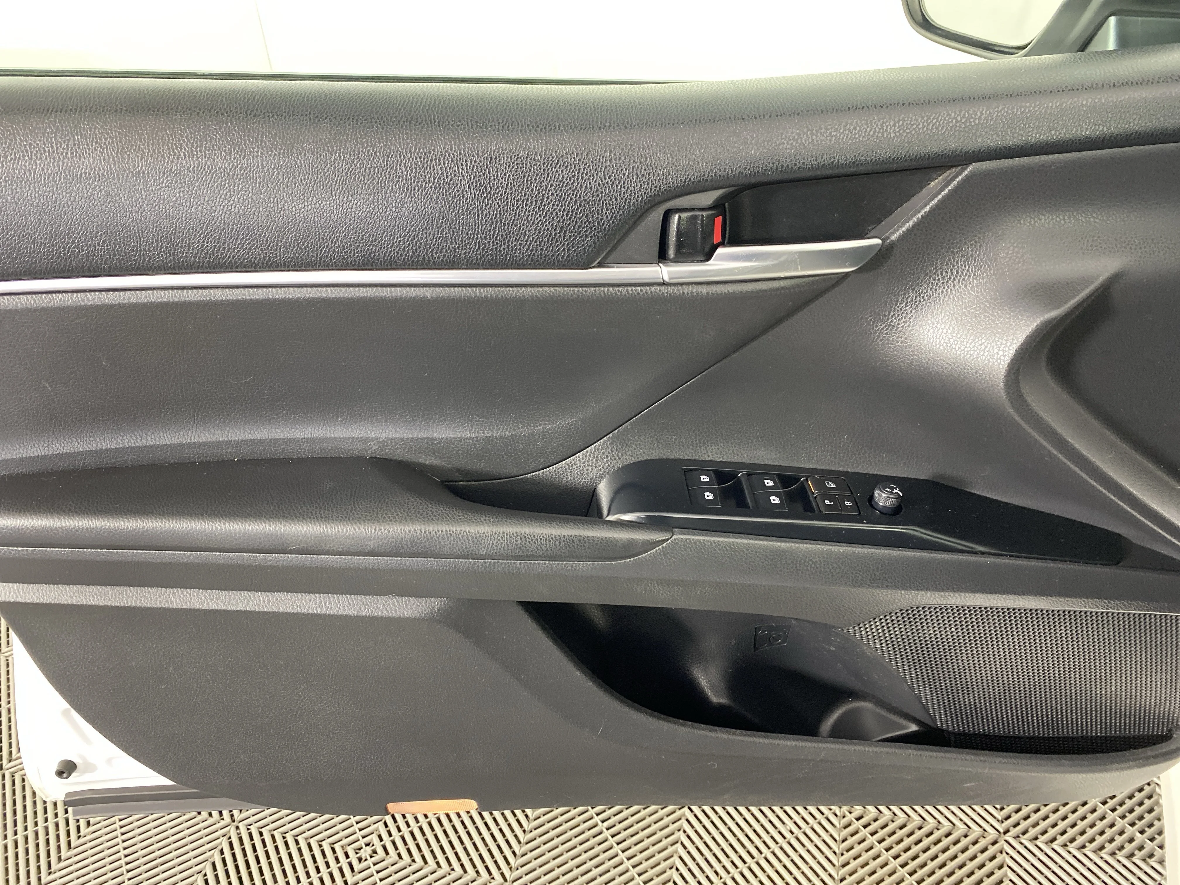 Used 2018 Super White Toyota SE image 13