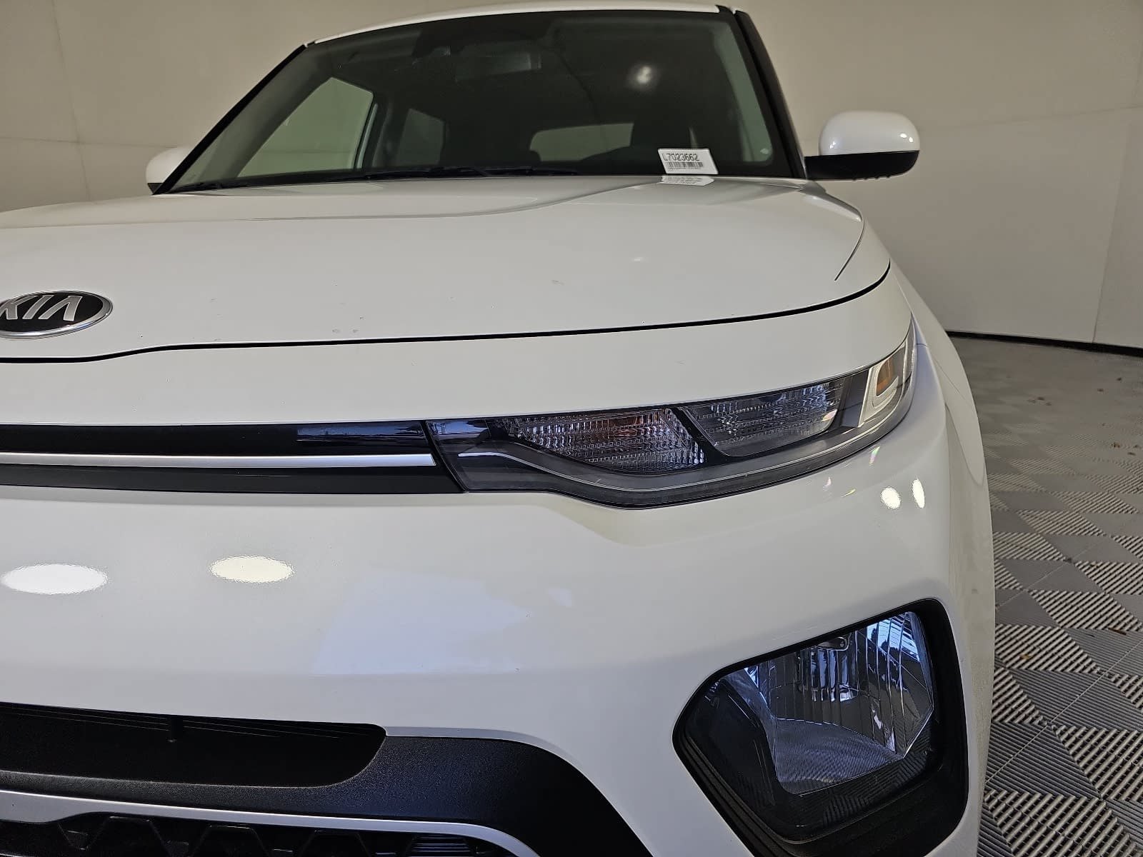 Used 2020 White Kia S image 27