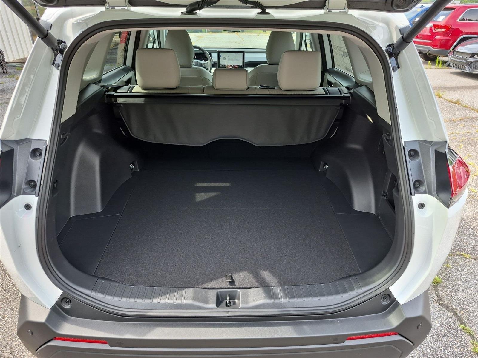 New 2026 Ice Cap Toyota XLE Premium image 33