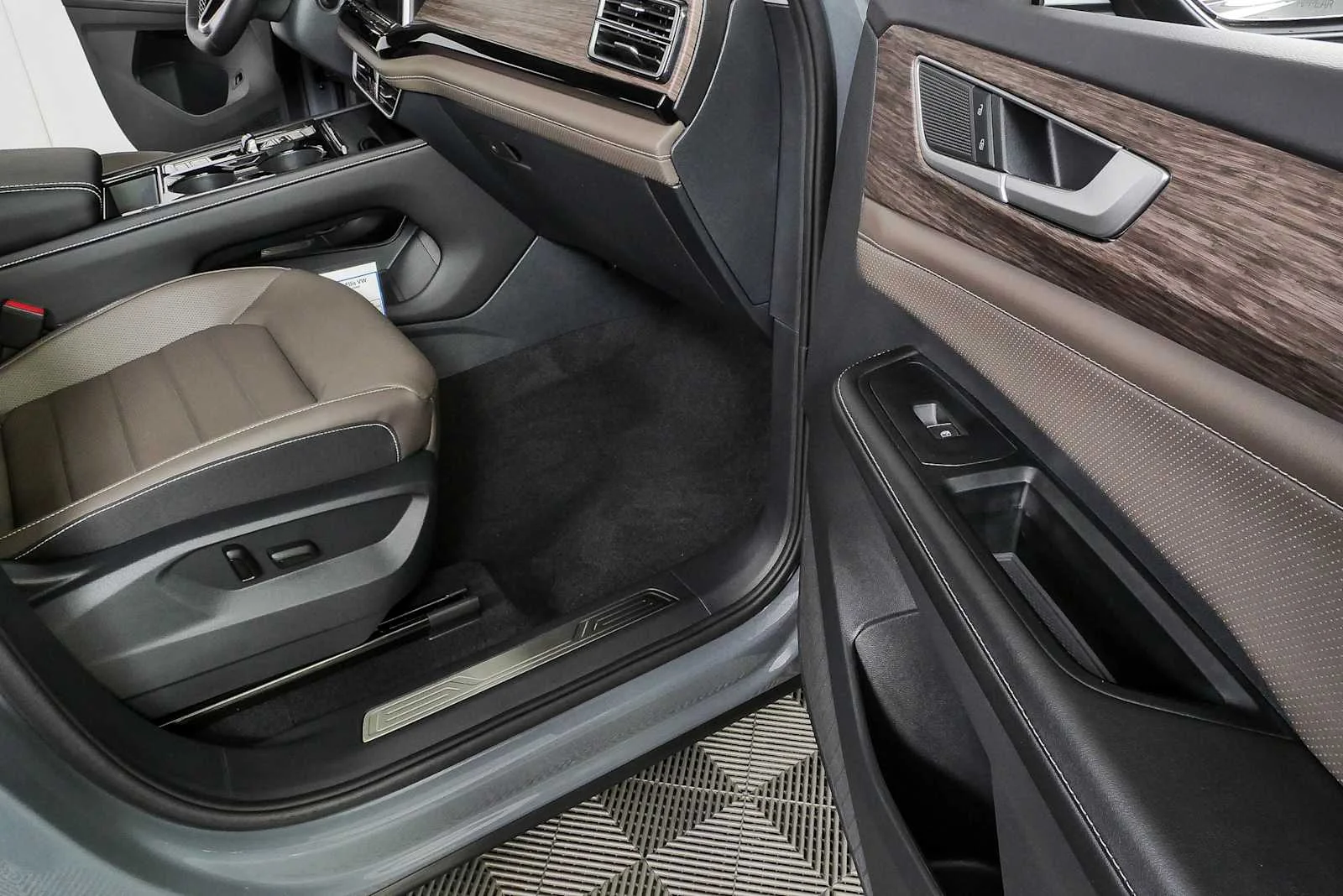 New 2026 Pure Gray Volkswagen 2.0T SEL image 25