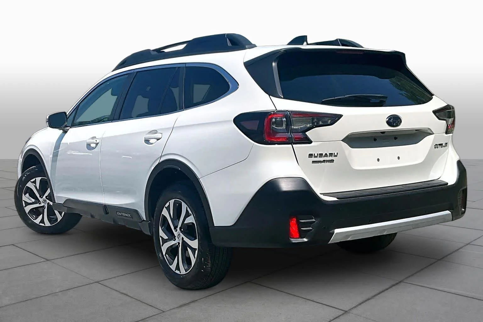Used 2022 Crystal White Pearl Subaru Limited image 12
