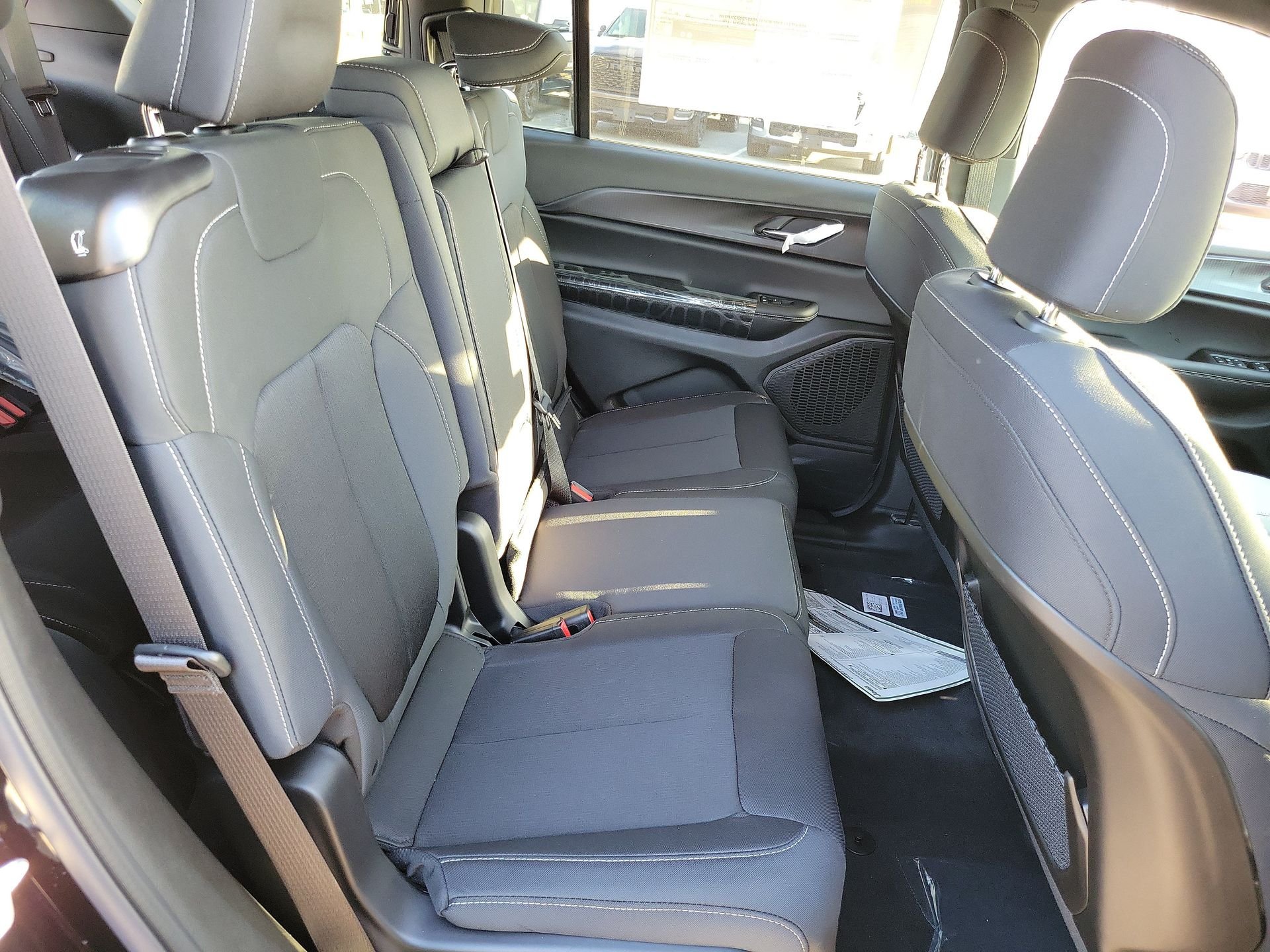 New 2026 Diamond Black Crystal Pearl-Coat Exterior Paint Jeep Laredo X image 15