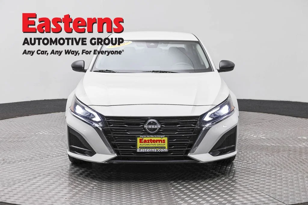Used 2025 White Nissan 2.5 SV image 2