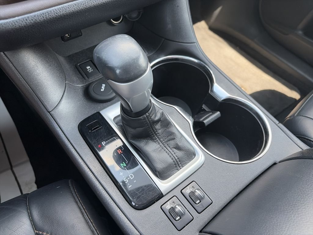 Used 2016 White Toyota XLE V6 image 26