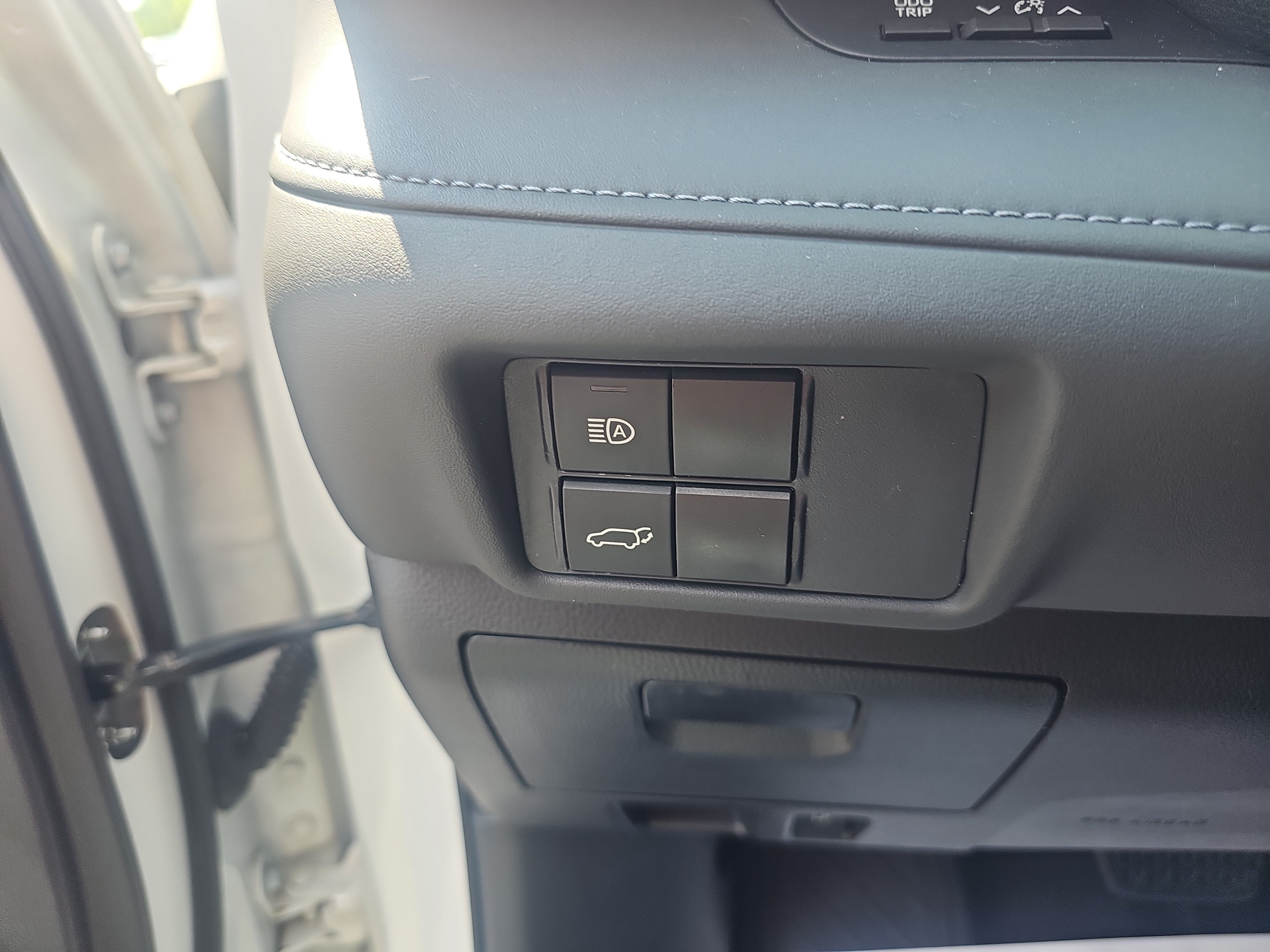 Used 2021 Blizzard Pearl Toyota Hybrid XLE image 12