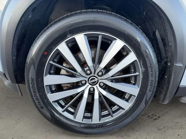 Used 2022 Gray Nissan Platinum image 15