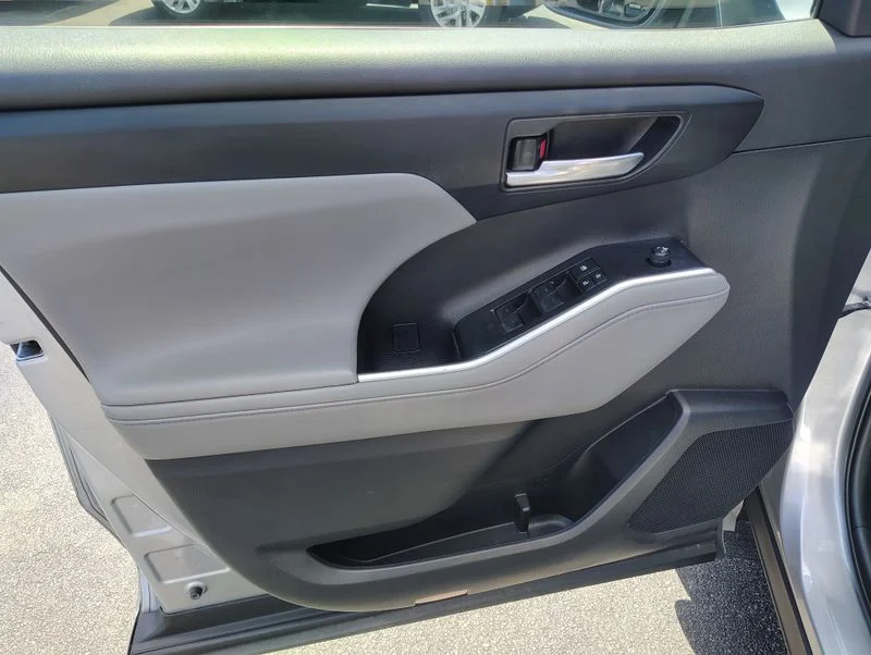 Used 2022 Silver Toyota XLE image 12