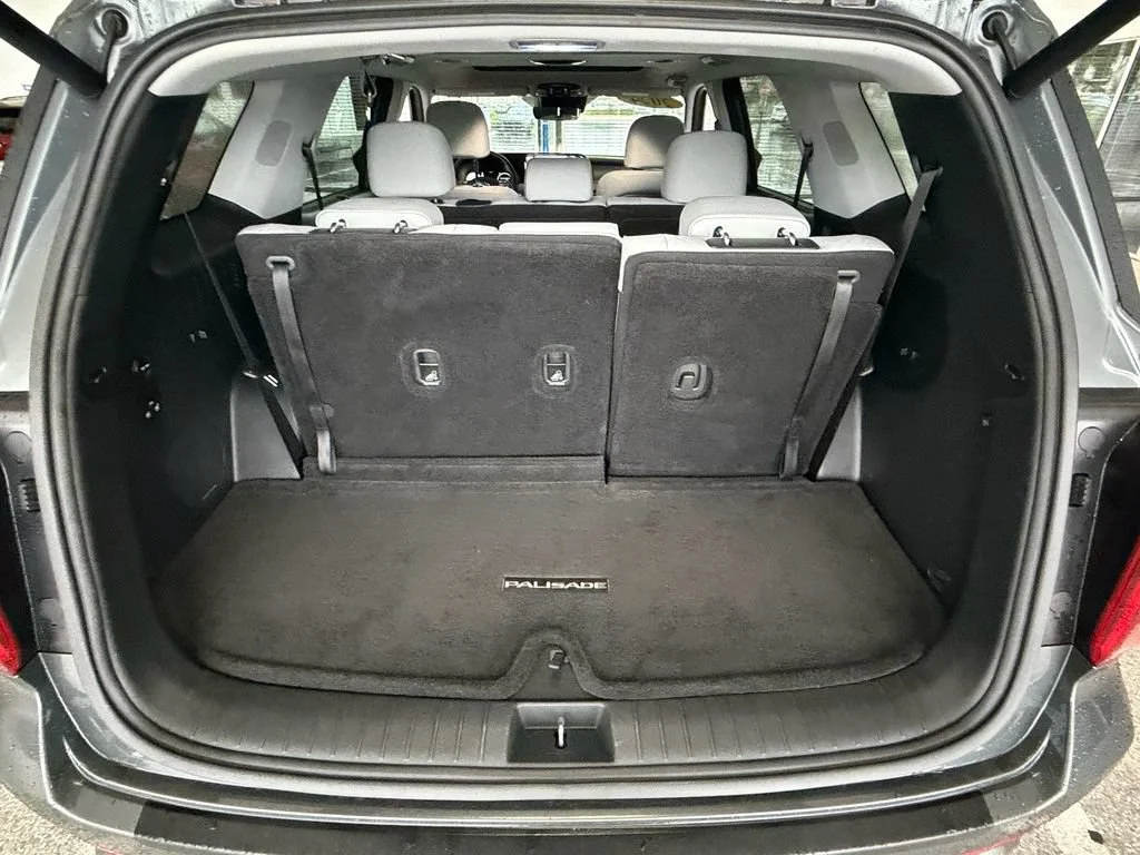 Used 2024 Gray Hyundai SEL 8P image 16