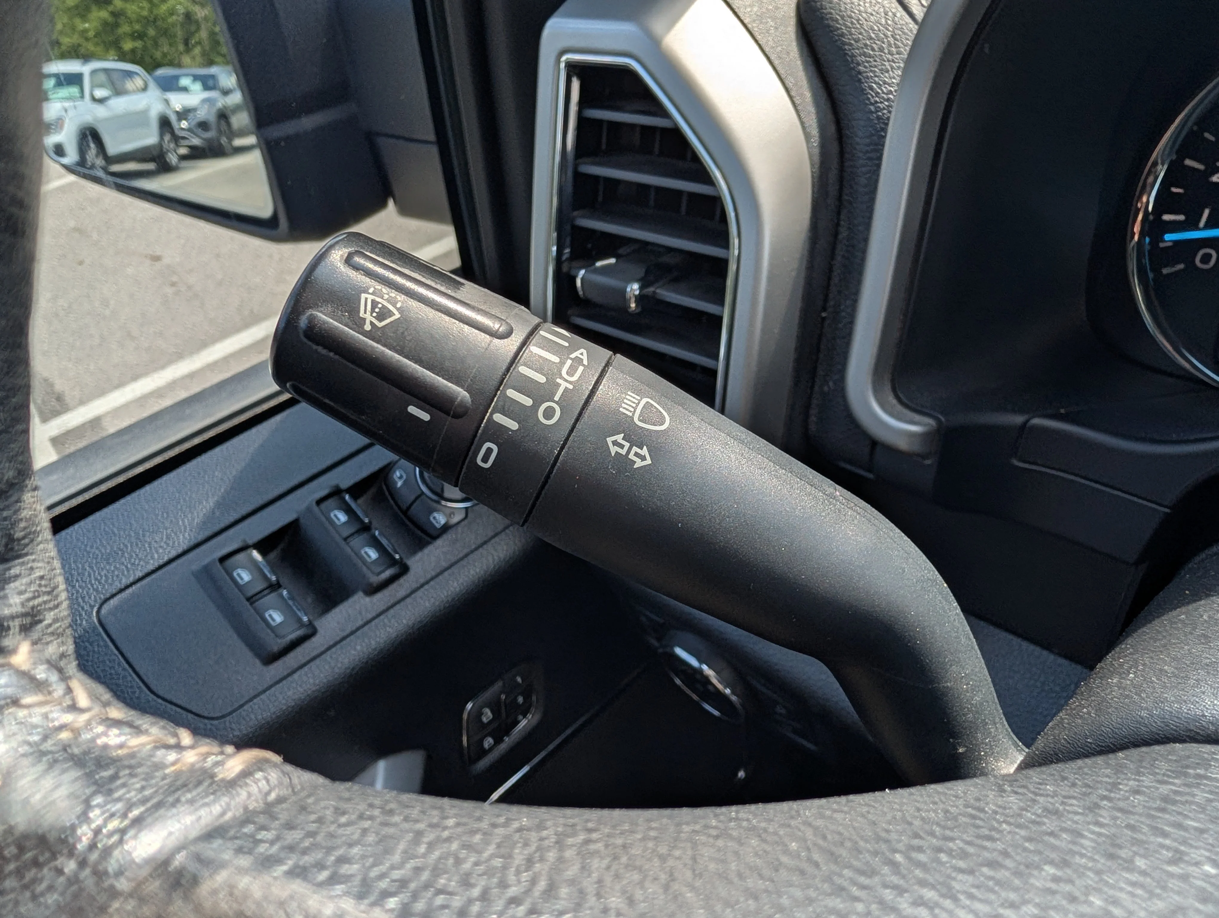 Used 2019 Agate Black Metallic Ford LARIAT image 28