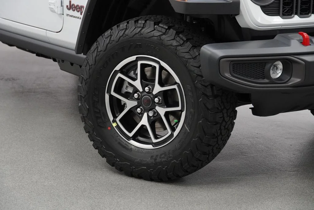 New 2026 Bright White Clear-Coat Exterior Paint Jeep Rubicon image 4