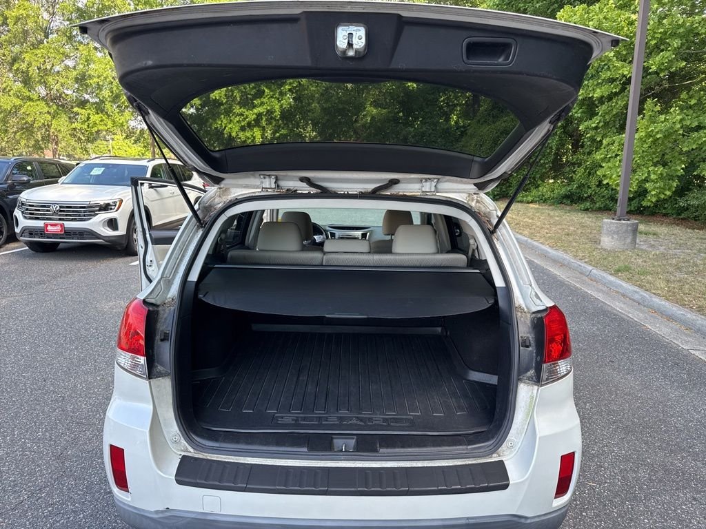 Used 2010 White Subaru 2.5i Premium image 7