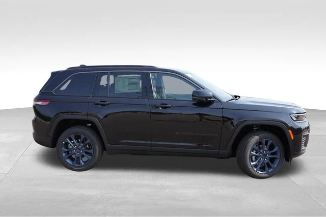 New 2026 Diamond Black Crystal Pearl-Coat Exterior Paint Jeep Limited image 2