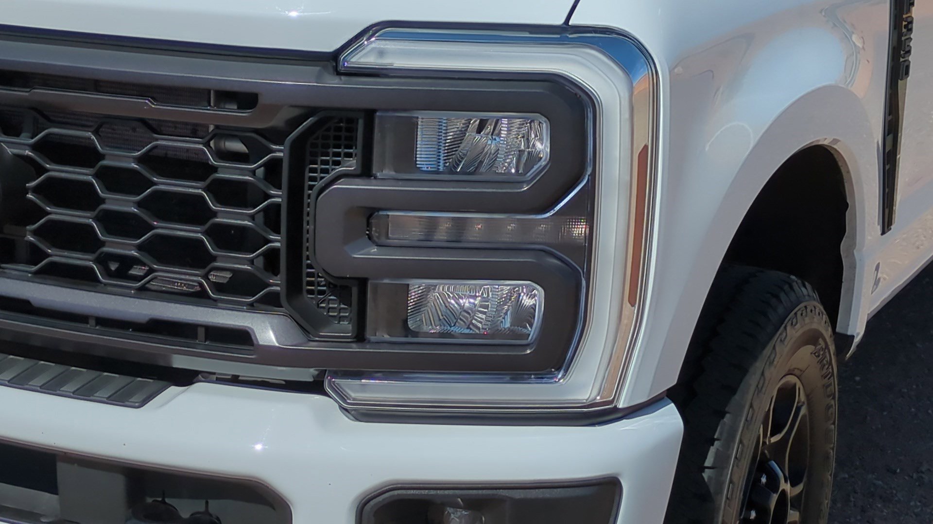 Used 2024 Oxford White Ford XL image 9