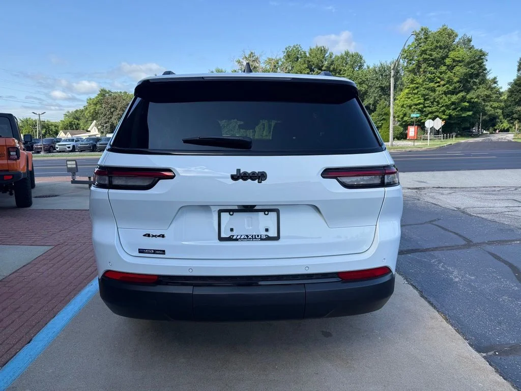 Used 2023 White Jeep Altitude image 8
