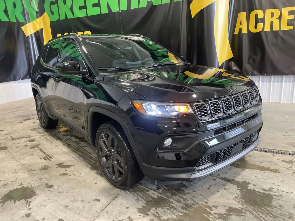 New 2026 Diamond Black Crystal Pearlcoat Jeep Latitude Altitude image 3