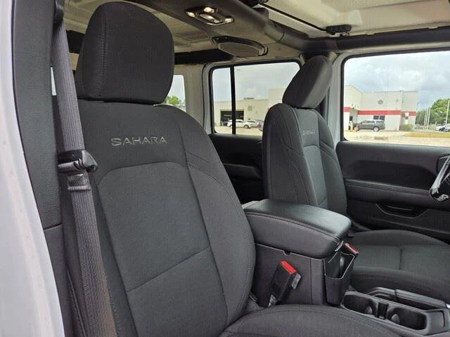 Used 2021 Bright White Clearcoat Jeep Unlimited Sahara image 31