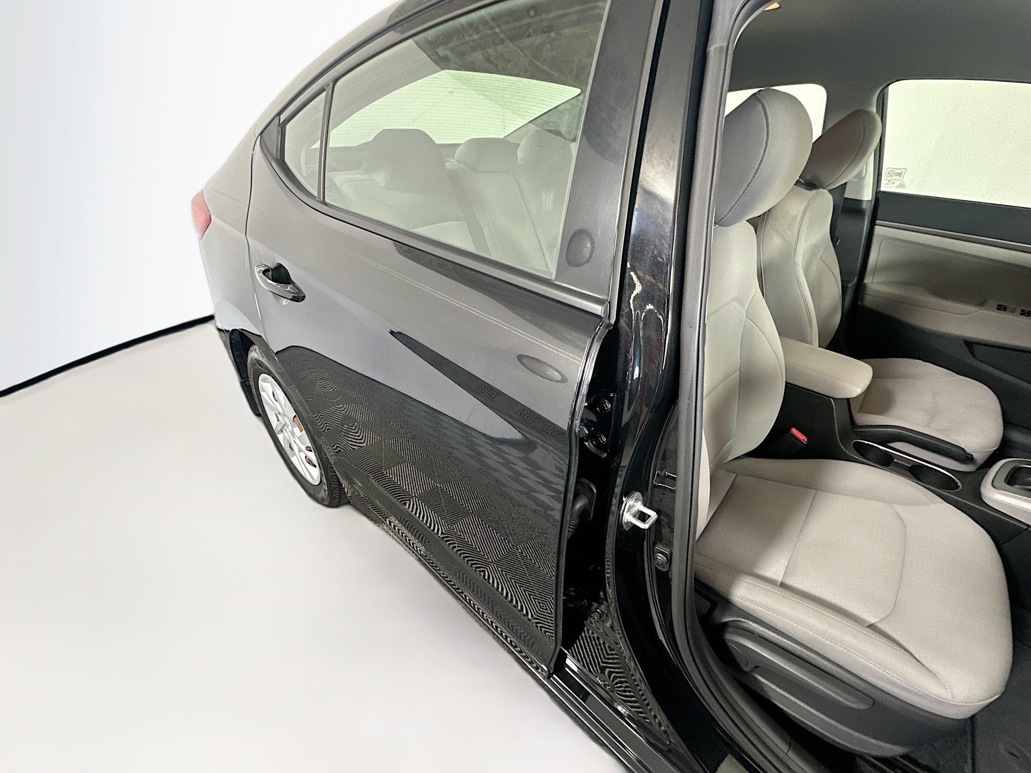 Used 2018 Phantom Black Hyundai SE image 27