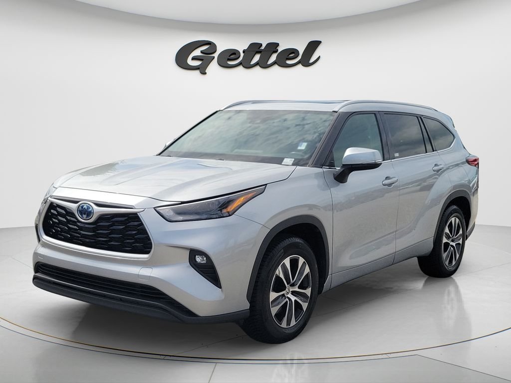 Certified Used 2022 Silver Toyota XLE image 1