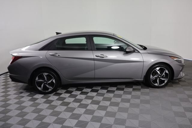 Used 2023 Silver Hyundai SEL image 9