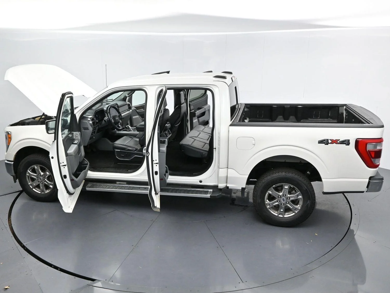 Used 2023  Ford LARIAT image 44