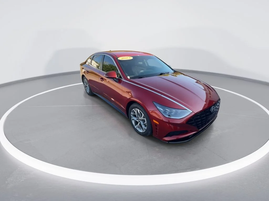 Used 2023 Red Hyundai SEL image 2