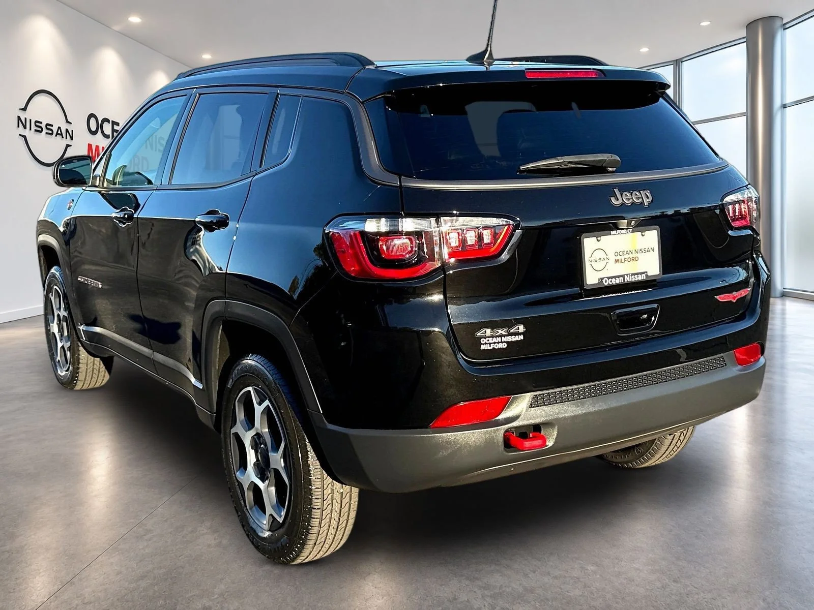 Used 2022 Diamond Black Jeep Trailhawk image 6
