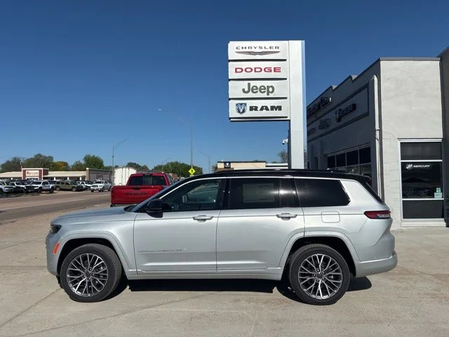 2026 Jeep Grand Cherokee L Summit 4x4's photo