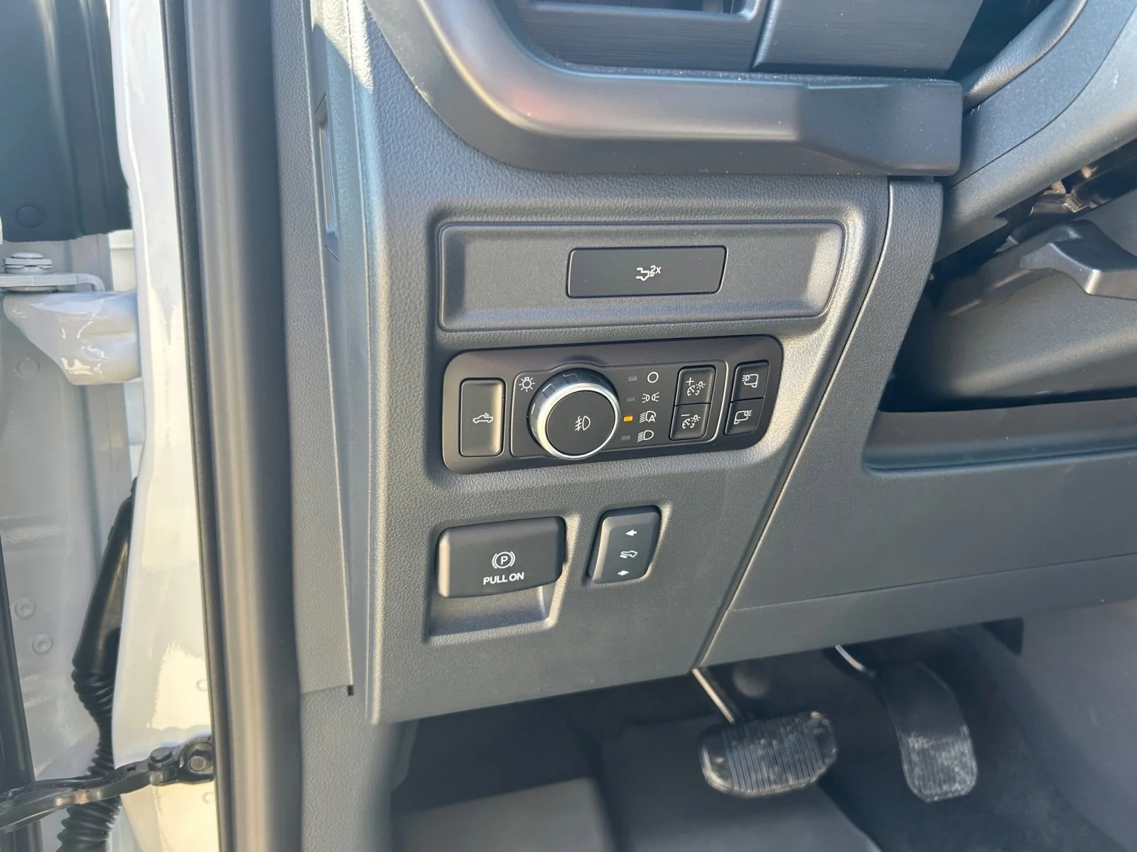 New 2026 Oxford White Ford Tremor image 16