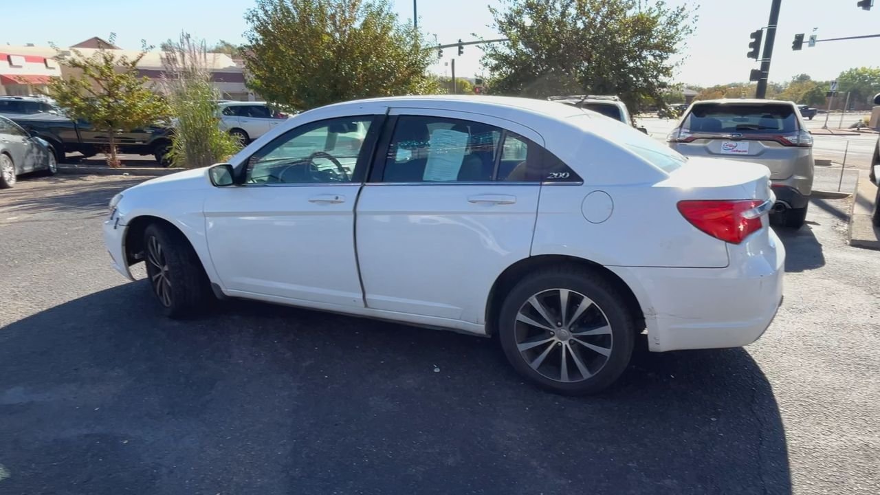 2013 Chrysler 200 Touring photo 4