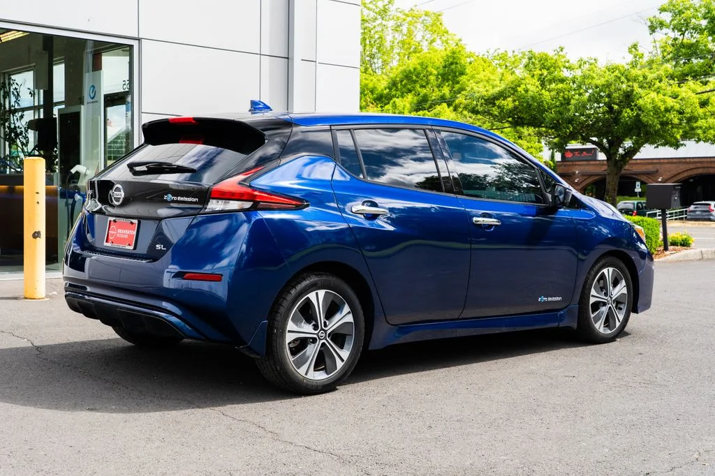 Used 2018 Blue Nissan SL image 6