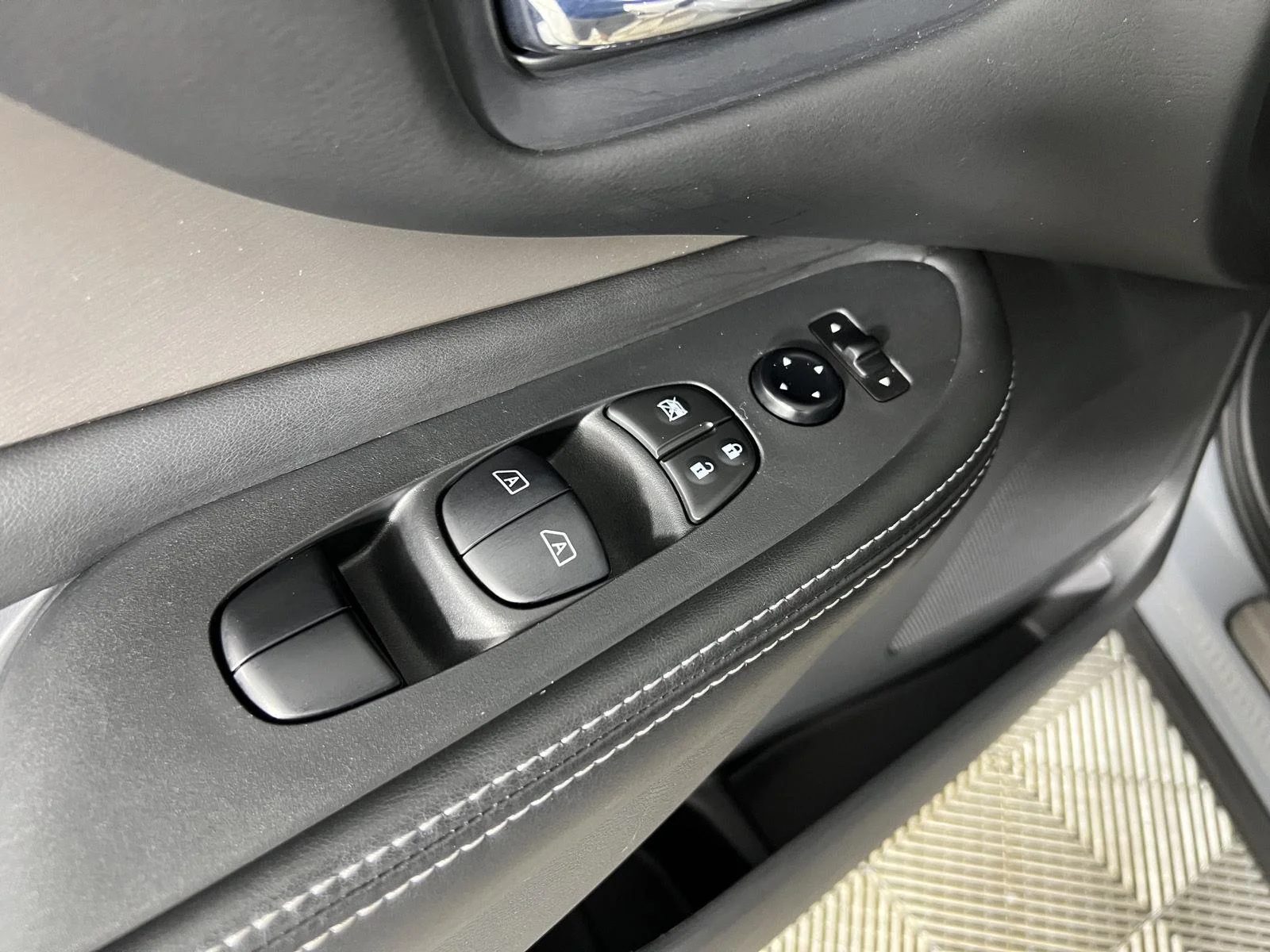 Used 2022 Boulder Gray Pearl Nissan SV image 22