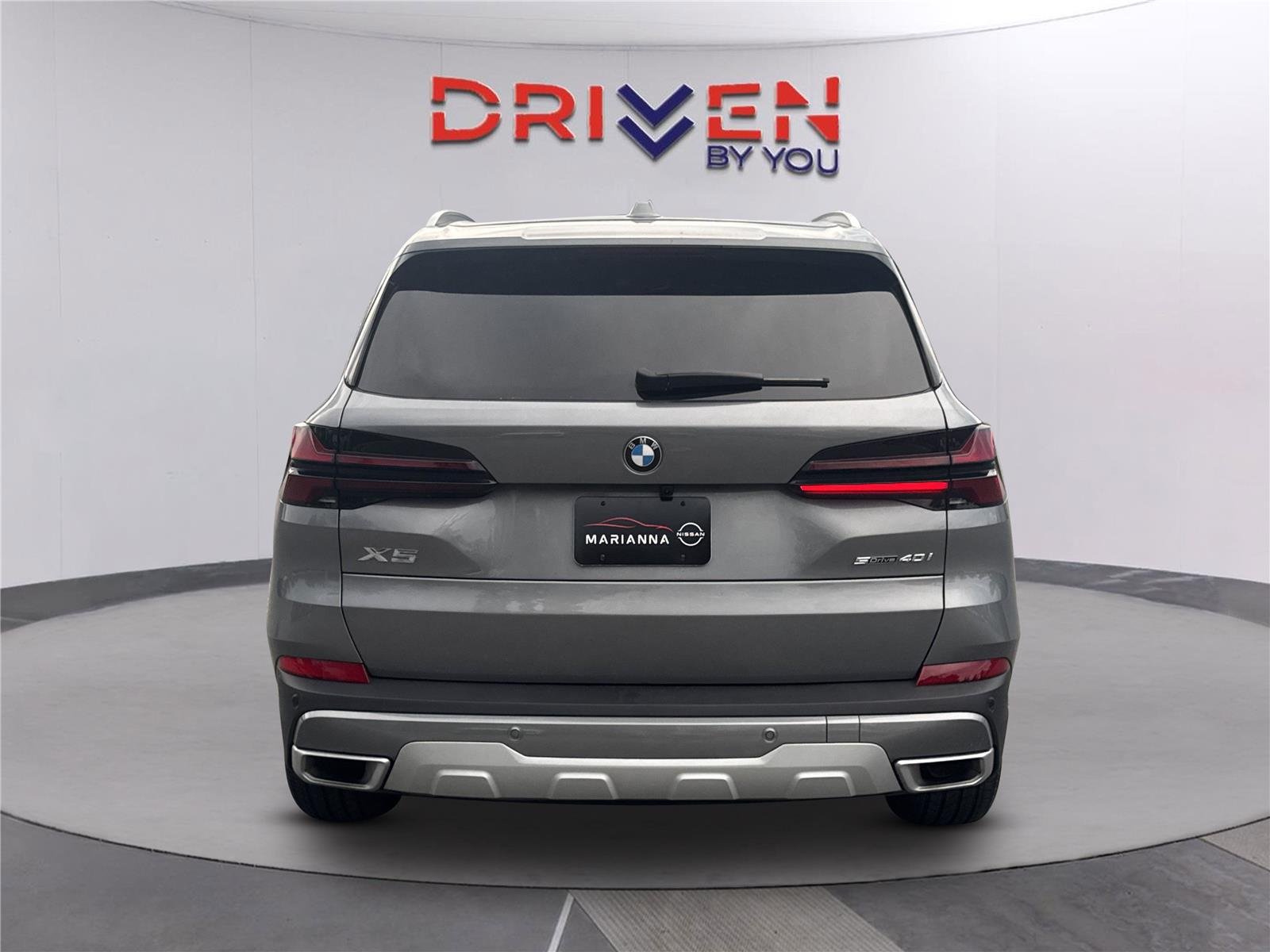 Used 2026 Skyscraper Grey Metallic BMW sDrive40i image 5
