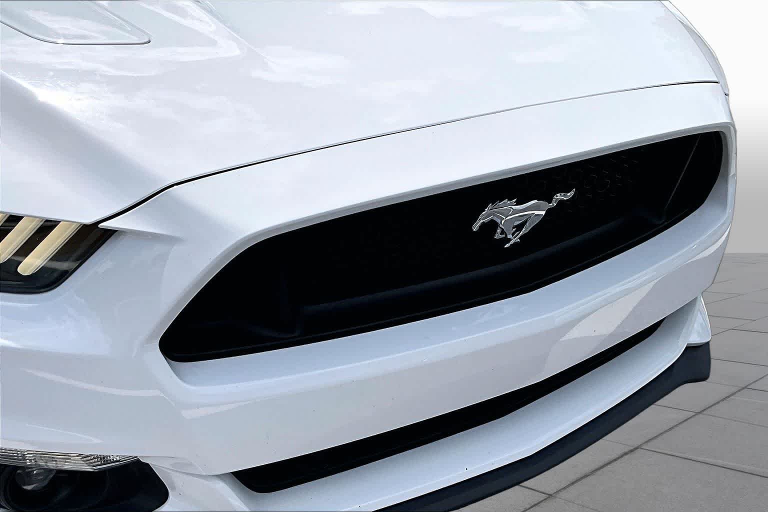 Used 2015 Oxford White Ford GT Premium image 27