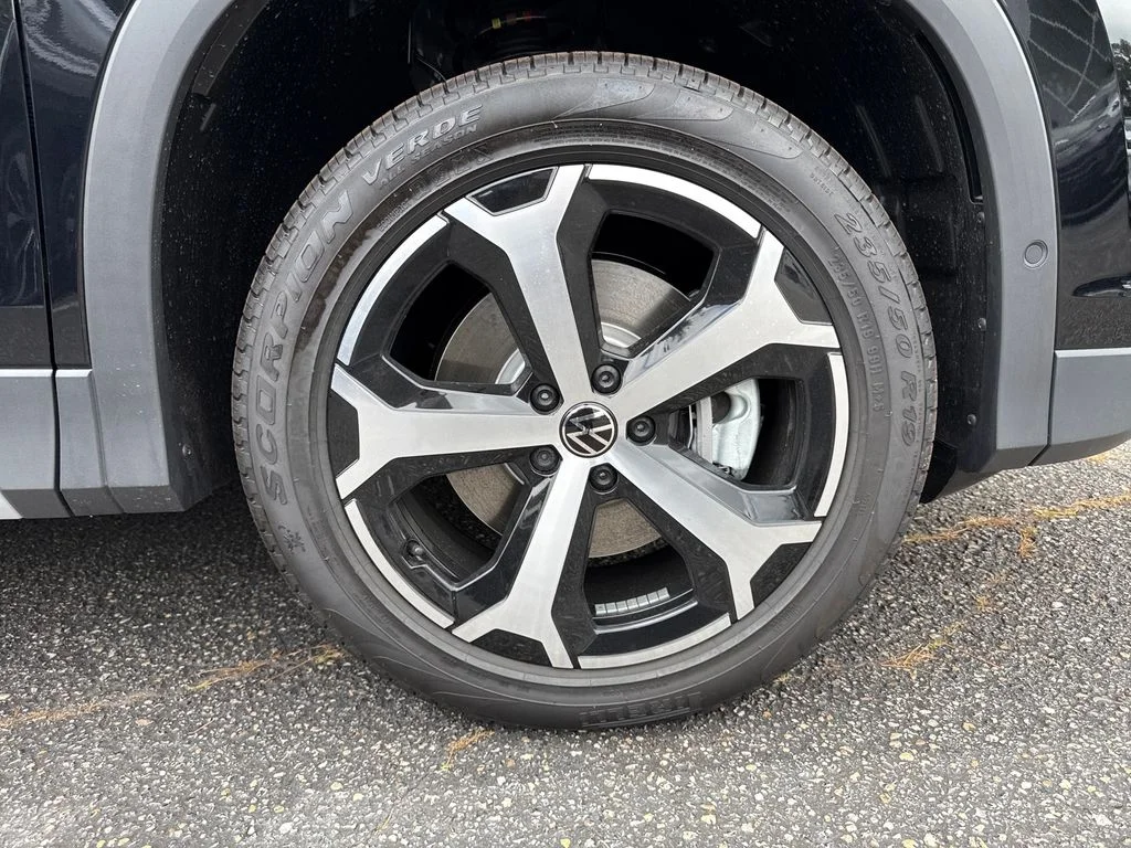 New 2026 Deep Black Pearl Volkswagen SE image 11