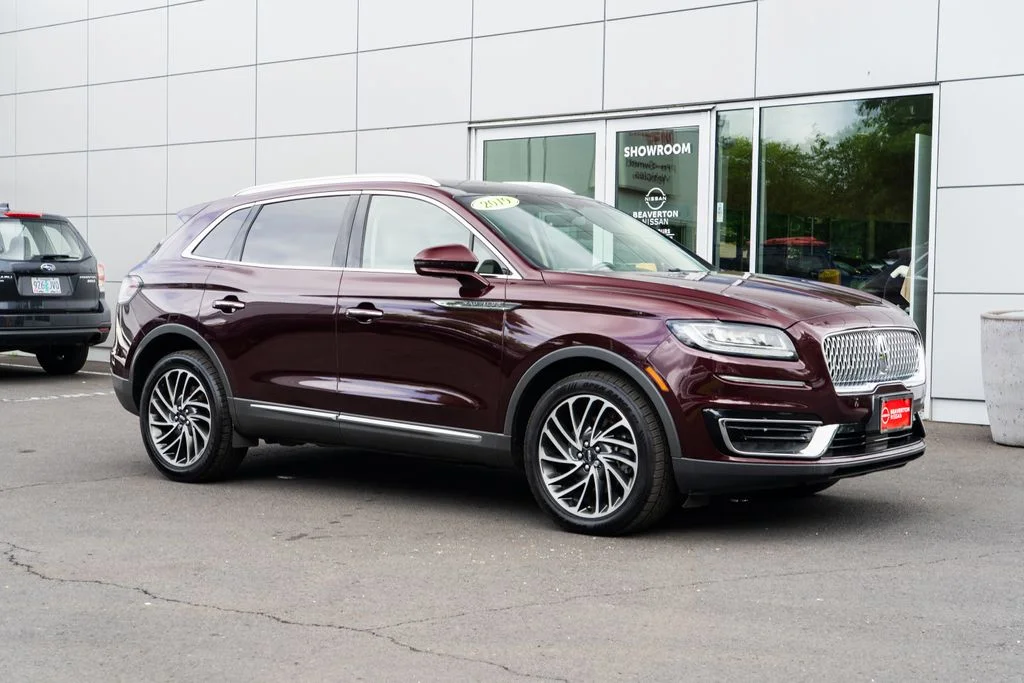 Used 2019 Red Lincoln Reserve image 1