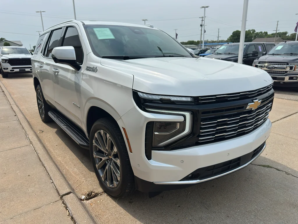 Used 2025 Iridescent Pearl Tricoat Chevrolet High Country image 8