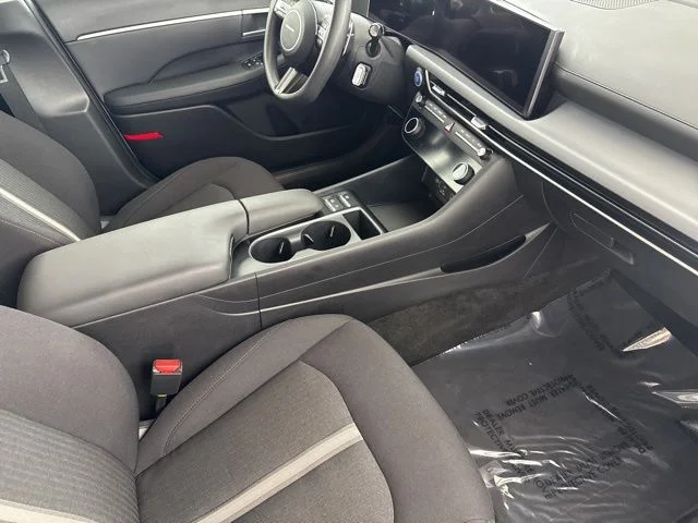 Used 2025 White Hyundai SEL image 25