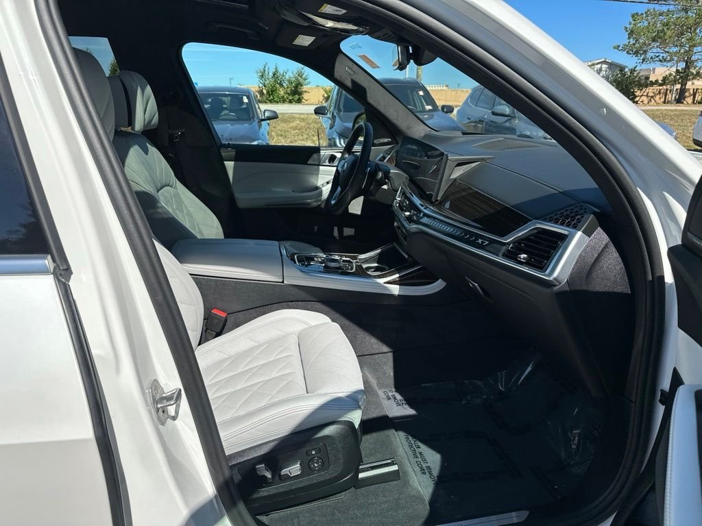 Used 2026 Mineral White Metallic BMW xDrive40i image 22