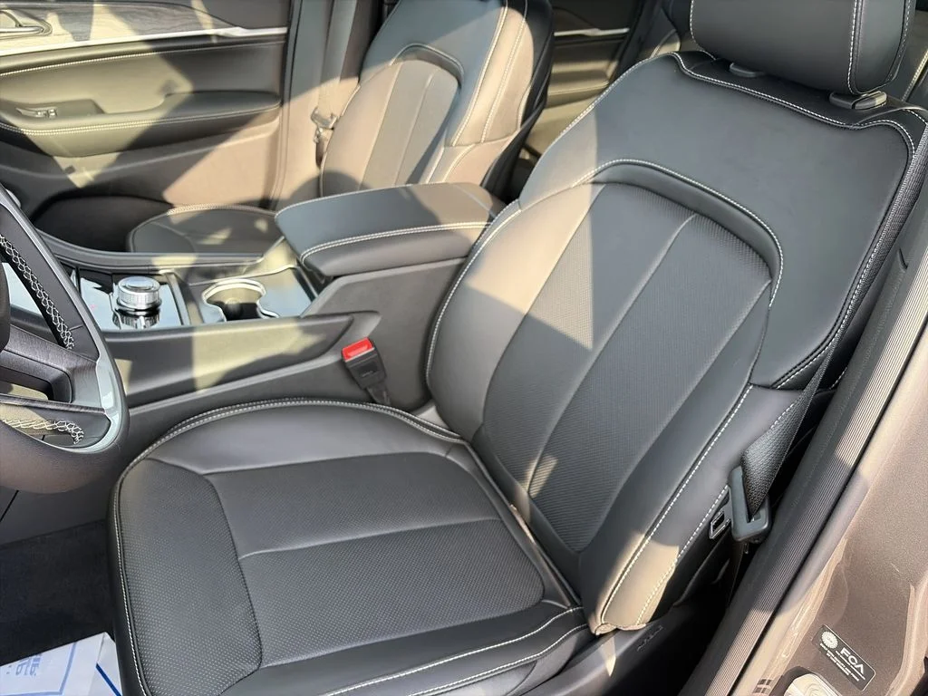 New 2026 Baltic Gray Metallic Clear-Coat Exterior Paint Jeep Limited Reserve image 10