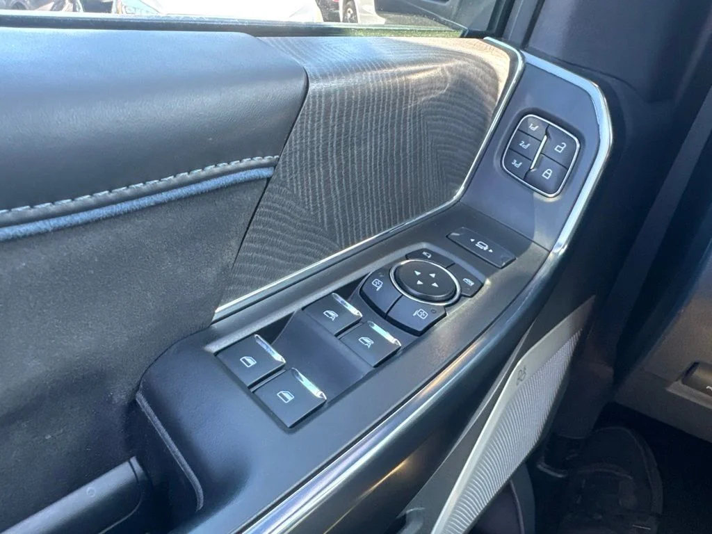 Used 2025 Black Metallic Ford Platinum image 30