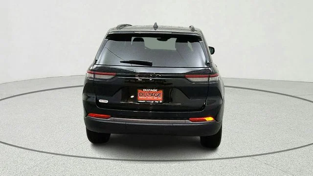 New 2026 Diamond Black Crystal Pearl-Coat Exterior Paint Jeep Laredo Altitude image 8