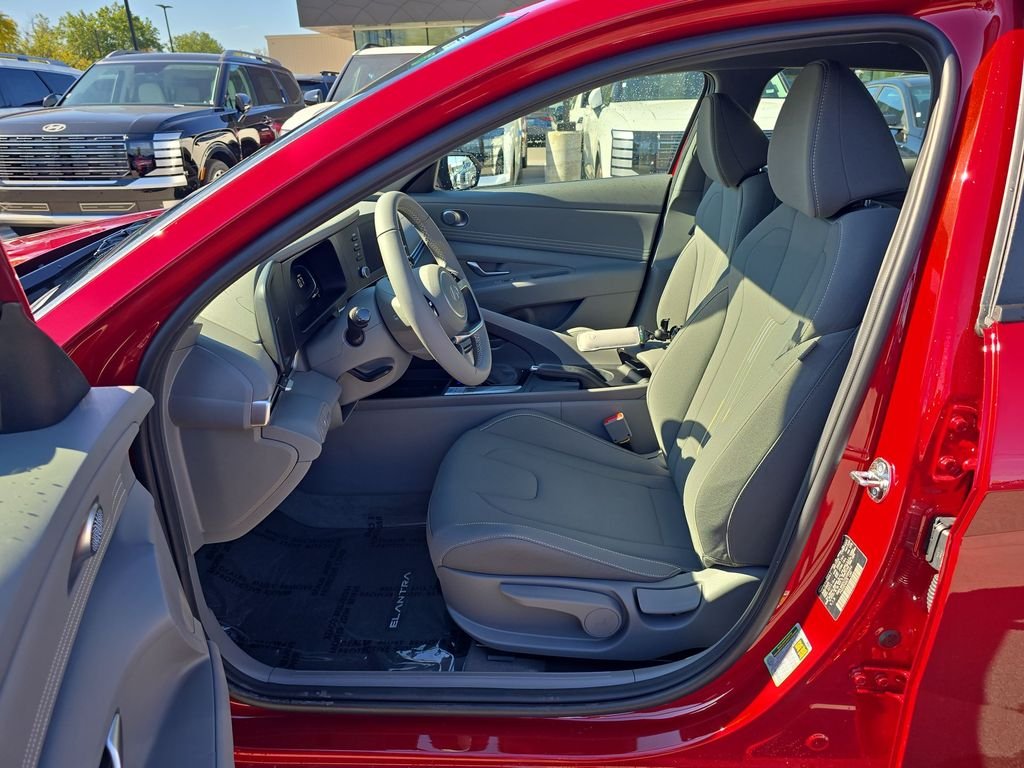 Used 2025 Red Hyundai SEL Sport image 11