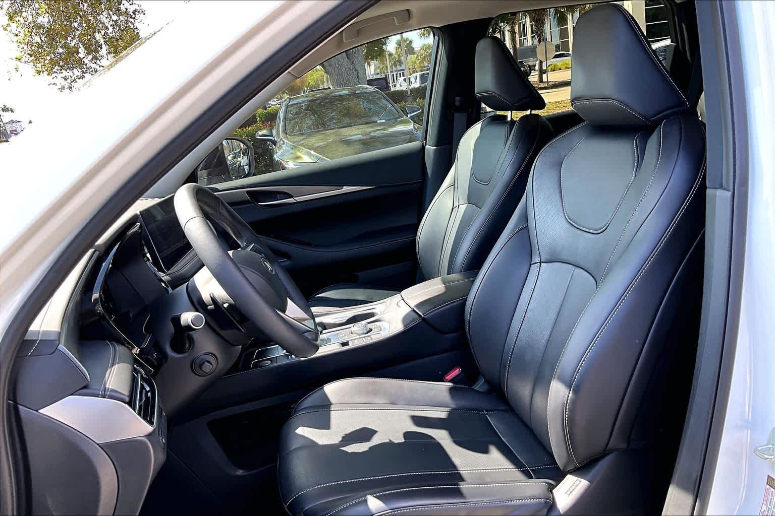 Used 2024 Majestic White INFINITI LUXE image 8