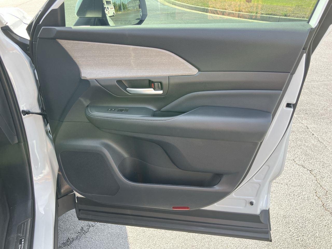 Used 2025 White (Wind Chill Pearl) Toyota Limited image 38