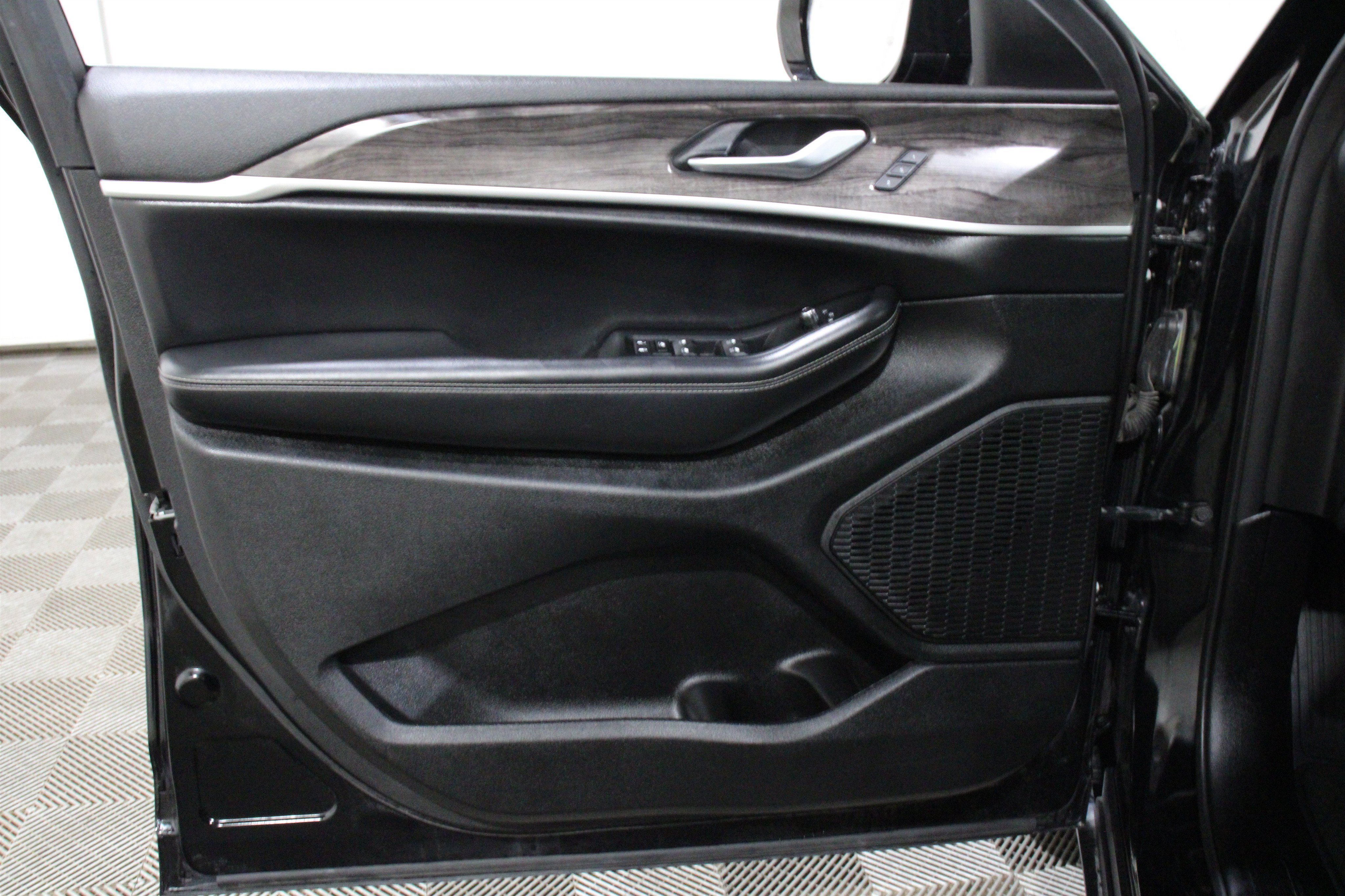 Used 2023 Diamond Black Crystal Pearlcoat Jeep Limited image 6