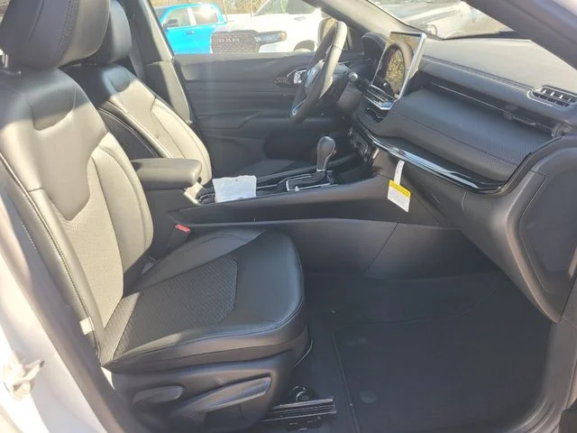 New 2026 Bright White Clearcoat Jeep Latitude image 15