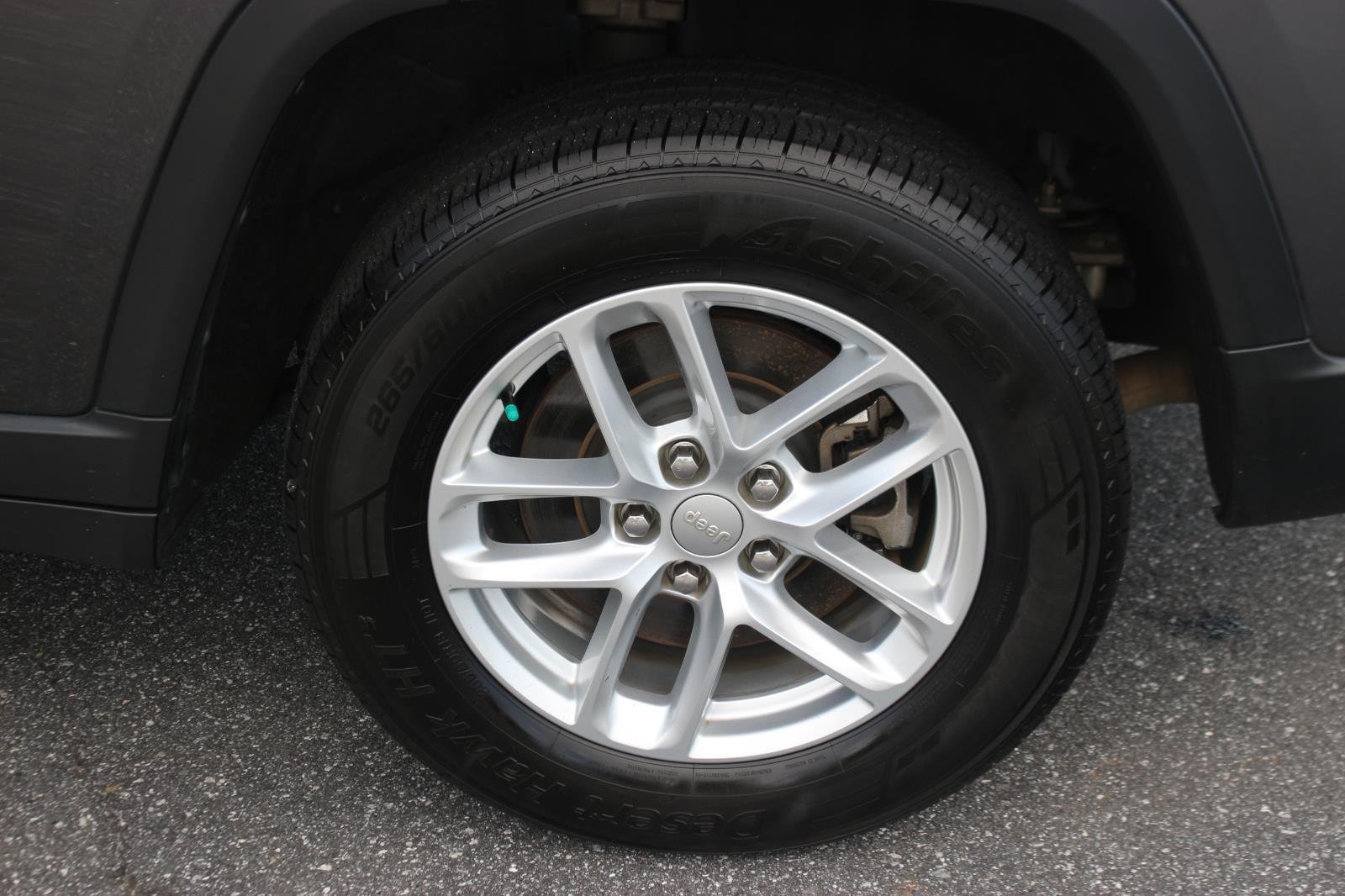 Used 2022 Gray Jeep Laredo image 39