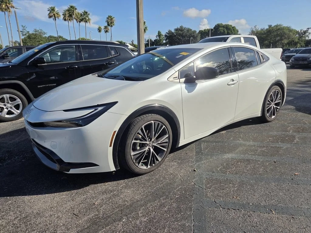 Used 2024 Pearl Toyota XLE image 3