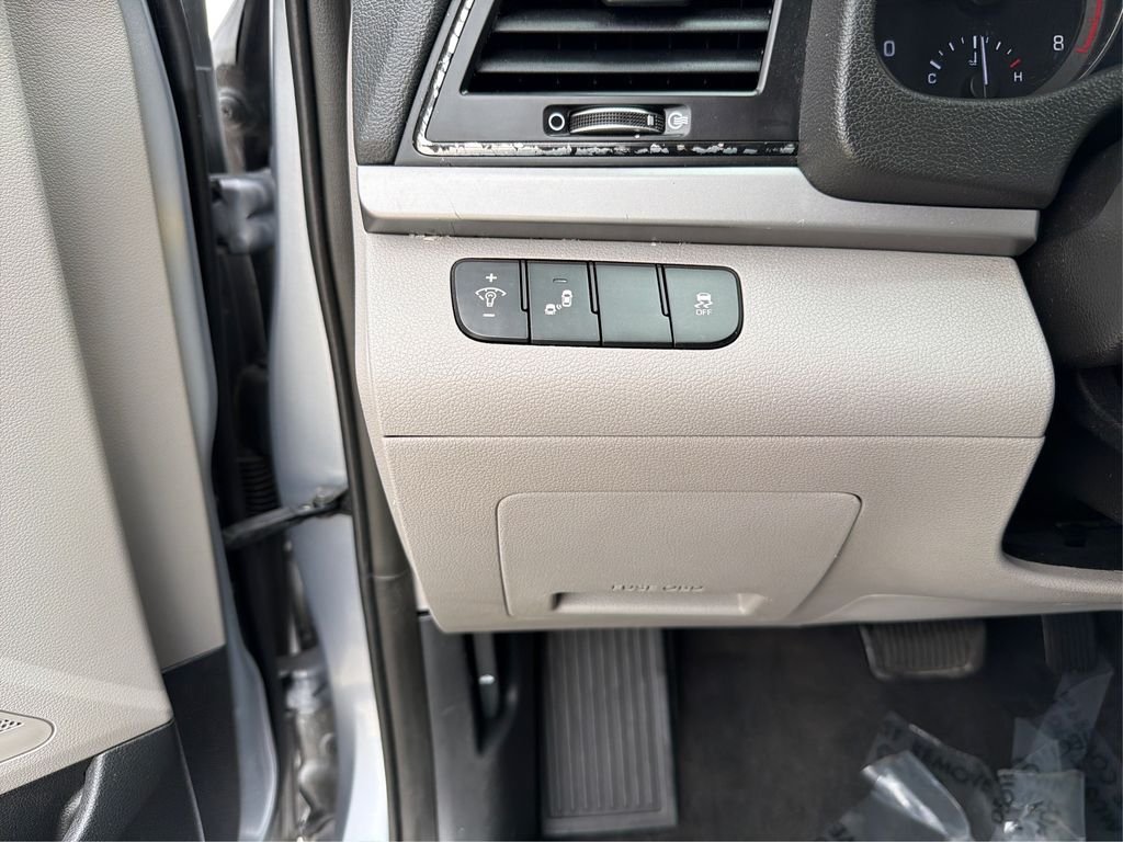 Used 2017 Shale Gray Metallic Hyundai SE image 17
